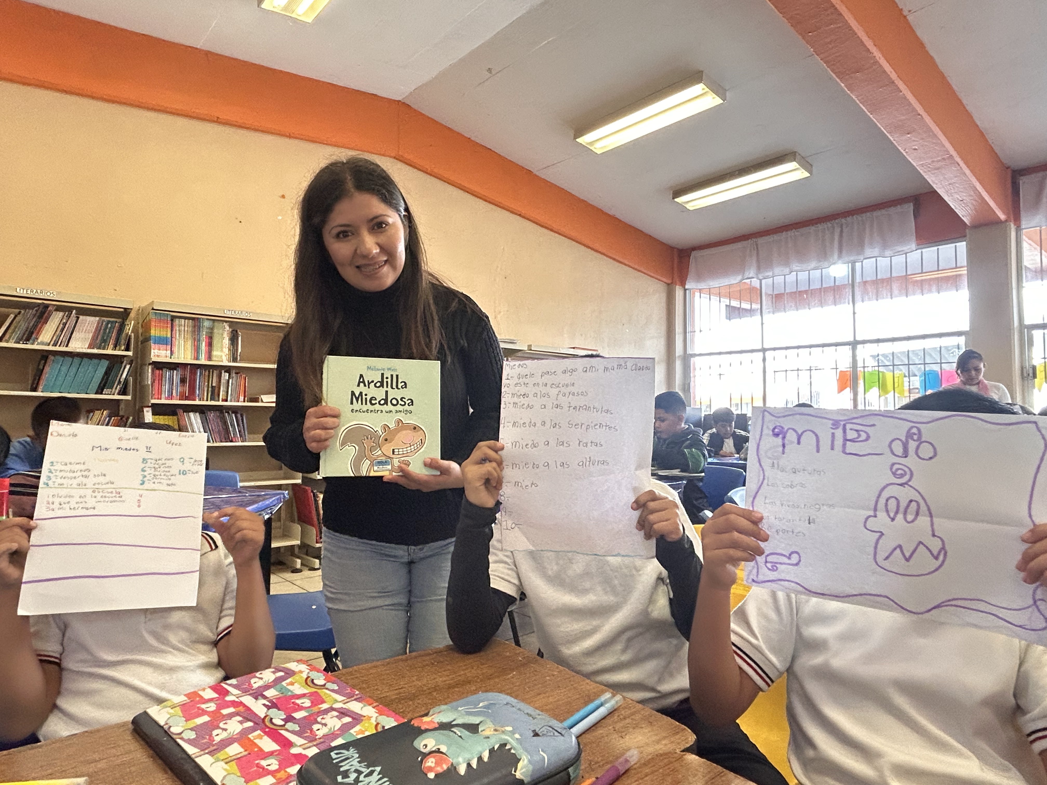 Docente en el aula impulsando la educación emocional